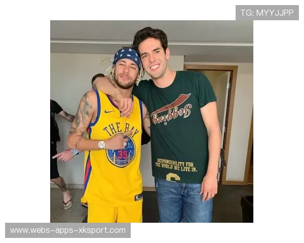 内马尔晒与歌手合影，粉丝炸裂：这关系不简单