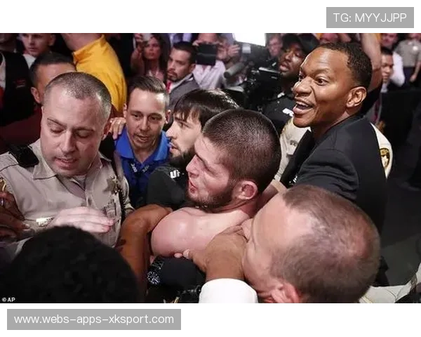 UFC 选手强吻对手引发混乱