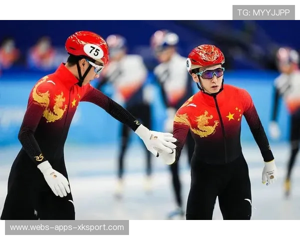 教练赛后抱头蹲地，错失机会上热搜