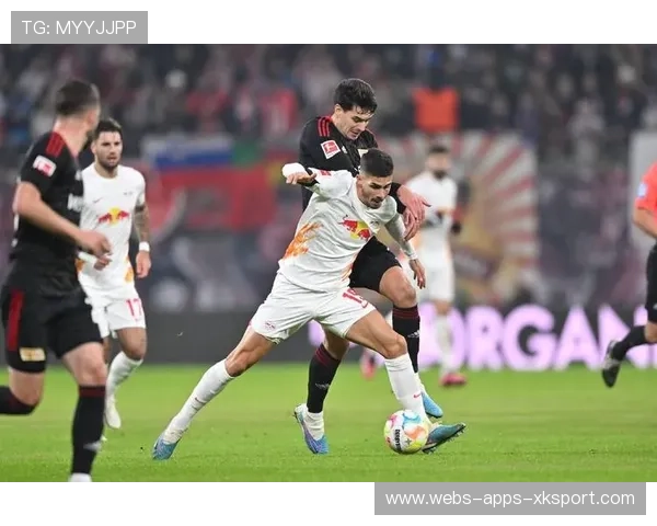 莱比锡红牛边路换位造成混乱 莱比锡红牛边路换位造成混乱