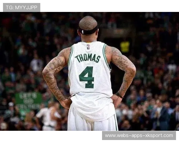 布克节末强攻成功,凤凰城继续扩大优势 布克节末强攻成功,凤凰城继续扩大优势