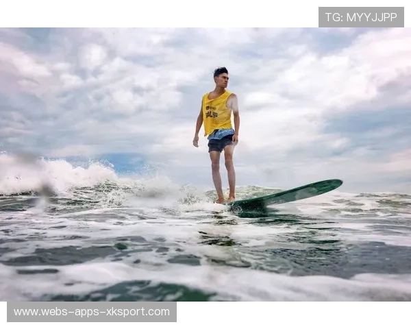 冲浪爸爸抱宝宝一起上浪画面爆红