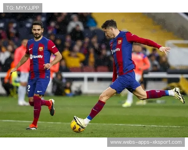 拉菲尼亚补射门前抢点巴萨终结比赛