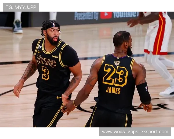 湖人内线小组训练，戴维斯二次起跳更稳健